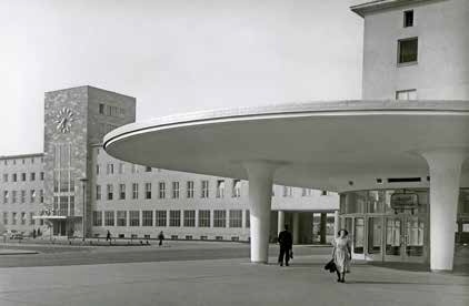 Bahnhofspostamt und Wartebereich des Postautobus-Bahnhofs mit Buffet, 1951,
erbaut 1951.