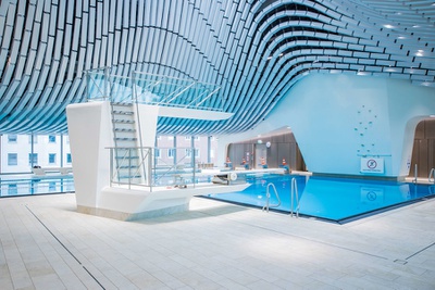 Innenansicht des Paracelsus Bad in Salzburg von Berger+Parkkinen Architekten