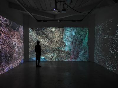 Blick in die Installation "head in a cloud" im aut – © Günter Richard Wett