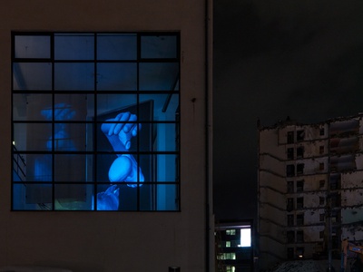 Blick von außen in die Ausstellung "and: intra space & head in a cloud" – © Günter Richard Wett