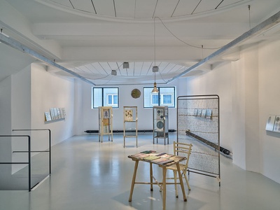 Blick in die Ausstellung "Von Gärten, Pflanzen und Menschen" im aut in Innsbruck