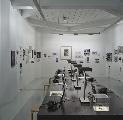 Blick in die Ausstellung "Die Körper und der Raum. 114 Beiträge zu einer sinnlichen Erkenntnis" im aut – © Günter Richard Wett