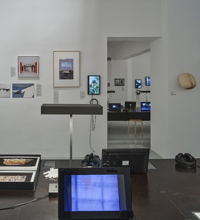 Blick in die Ausstellung "Die Körper und der Raum. 114 Beiträge zu einer sinnlichen Erkenntnis" im aut – © Günter Richard Wett