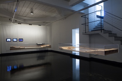 Blick in die Ausstellung "Dietmar Feichtinger: Wege und Orte" im aut