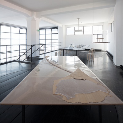 Blick in die Ausstellung "Dietmar Feichtinger: Wege und Orte" im aut