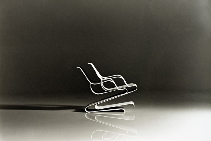 Egon Rainer, Prototyp eines stapelbaren Freischwingers mit und ohne Armlehne, ausführbar aus veredeltem Federstahl, Aluminium oder Schichtholz
Entwurf 1966, publiziert in Domus 1971