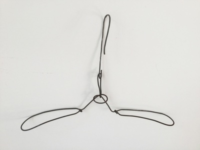 Lois Weinberger, „Perfektes Provisorium“, Kleiderbügel meines Großvaters, um 1930