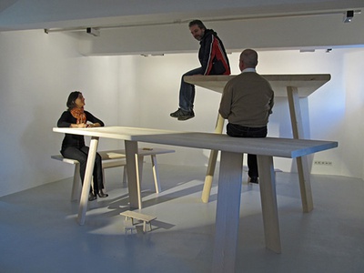 eins zu zwei – zwei zu eins – Blick in die Ausstellung im aut – Maßstabsraum: „RaumTischBankHocker“ (EOOS) mit Marie-Therese Harnoncourt (the next ENTERprise - architects), Harald Gründl (EOOS) und Arno Ritter (aut); Bildnachweis: © aut