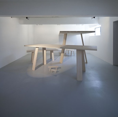 eins zu zwei – zwei zu eins – Blick in die Ausstellung im aut – Maßstabsraum, "RaumTischBankHocker" (EOOS); Bildnachweis: © B&R