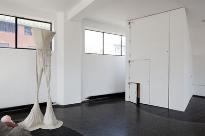 eins zu zwei – zwei zu eins – Blick in die Ausstellung im aut – Türe (EOOS) – Eingang unter Verwendung von Le Corbusiers Modulor; Bildnachweis: © B&R