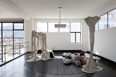 eins zu zwei – zwei zu eins – Blick in die Ausstellung im aut – Kleiderlandschaft (the next ENTERprise – architects); Bildnachweis: © B&R