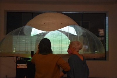 Blick in die Ausstellung mit einem Modell von Hans-Walter Müller