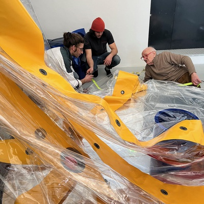 Aufbau der Ausstellung mit Hans-Walter Müller im aut