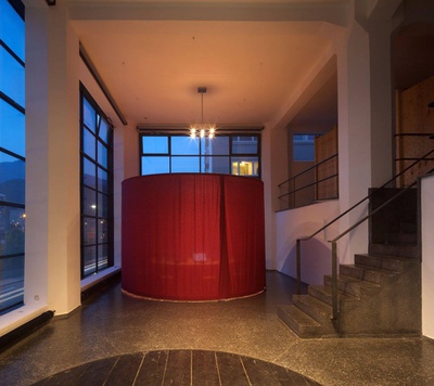 Blick in die Ausstellung "Harun Farocki, Antje Ehmann: Arbeitsverhältnisse" im aut.