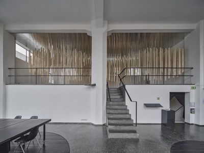 Krater Fajan, Installation „Viel TamTam um Nichts“ im aut