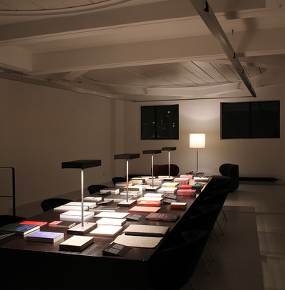 Blick in die Ausstellung "Lars Müller: Bücher bauen" im aut