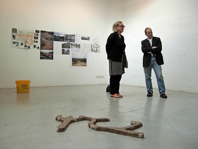 Blick in die Ausstellung "Lois und Franziska Weinberger: Feldarbeit"