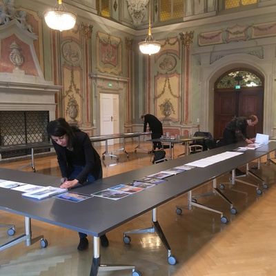 Die Jury 2018 (Hannes Mayer, Elli Mosayebi, Carmen ­Wiederin) bei der Sichtung der eingereichten Projekte