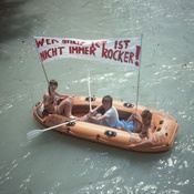 Demonstration mit dem Schlauchboot am Inn, 1977