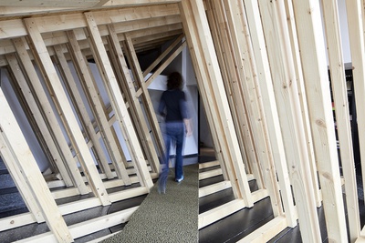 Blick in die Ausstellung „Snøhetta: Relations“ im aut mit der von Snøhetta realisierten ­„Sozialen Landschaft“