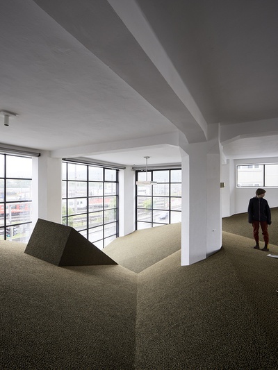 Blick in die Ausstellung „Snøhetta: Relations“ im aut mit der von Snøhetta realisierten ­„Sozialen Landschaft“