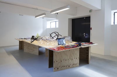 Blick in die Ausstellung "Splined Spheres" im aut