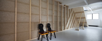 Blick in die Ausstellung "Amol eppas ondorsch"