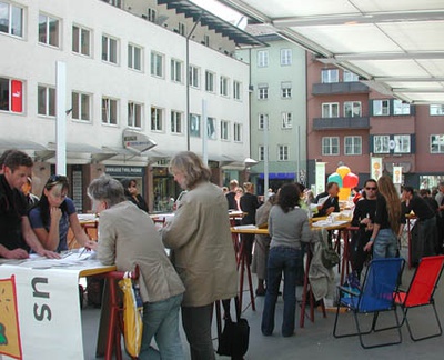 Architekturtage 2006, Tag 1: Sparkassenplatz Beratung – „Platz für Architektur“ am Innsbrucker Sparkassenplatz – über 30 ArchitektInnen informieren in entspannter Atmosphäre über verschiedenste Aspekte des Bauens.