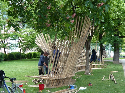"Architektur die brennt" – Im Innsbrucker Waltherpark bauen StudentInnen neue Ansichtsexemplare.