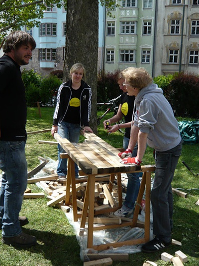 "Architektur die brennt" – Im Innsbrucker Waltherpark bauen StudentInnen neue Ansichtsexemplare.