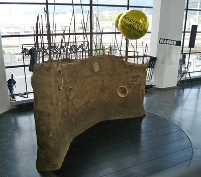 ... auch ein Ansichtsexemplar – Im aut wurde für die Ausstellung von Francis Kéré von SchülerInnen des BORG Innsbruck eine Lehmwand errichtet.