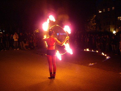 Feuershow zum Abschluss – Weil Architektur brennen muss, hat eine Feuerkünstlerin den Abend mit einer eindrucksvollen Show beschlossen.