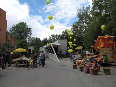 Architekturtage 2016 in Tirol – bilding  – der Architekturtagepavillon in Innsbruck mit dem mobilen Tee-Haus von Rainer Prohaska (r.) und der Holzwerkstatt (l.)