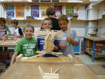 Bausatz und Aufbau – "Belastungsprobe" einer Leonardobrücke im Rahmen der Architektursommerakademie für Kinder 2009