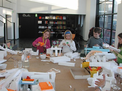 Fotos von Workshops und Exkursionen im Rahmen von "aut: kids"