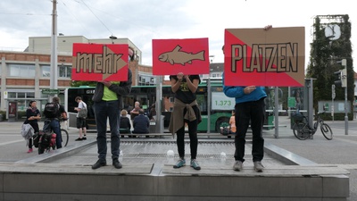 Erste Intervention von public works (London) am Andritzer Hauptplatz, wo die KünstlerInnen / ArchitektInnen ihr Projekt „PLATZEN – School for Civic Action“ realisieren werden.