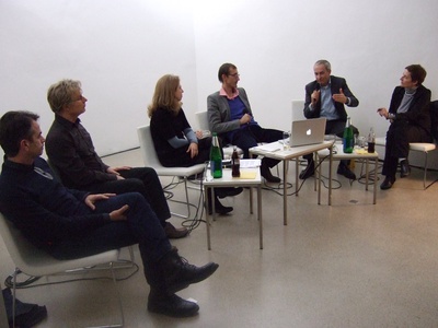 Diskussion, 27.01.2011, Modelle des Wohnens – vlnr: Hans Gangoly, Gangoly & Kristiner Architekten, Graz, Wolfgang Köck, pentaplan, Graz, Jasmin Leb-Idris, W:A:B, Graz, Michael Pech, ÖSW, Wien, Anna Popelka, PPAG, Wien 


Moderation: Michael Rieper, MVD Austria Wien