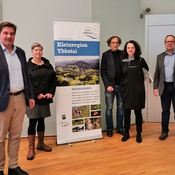 (v.l.n.r.) Bgm. Mag. Werner Krammer (Waidhofen an der Ybbs, Kleinregionssprecher), Franziska Leeb (ORTE Architekturnetzwerk NÖ), Architekt DI Ernst Beneder, Mag. Heidrun Schlögl (ORTE Architekturnetzwerk NÖ), Bgm. Dr. Benedikt Erhard (Lans, Tirol)