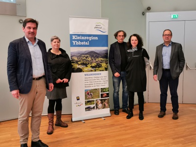 (v.l.n.r.) Bgm. Mag. Werner Krammer (Waidhofen an der Ybbs, Kleinregionssprecher), Franziska Leeb (ORTE Architekturnetzwerk NÖ), Architekt DI Ernst Beneder, Mag. Heidrun Schlögl (ORTE Architekturnetzwerk NÖ), Bgm. Dr. Benedikt Erhard (Lans, Tirol)