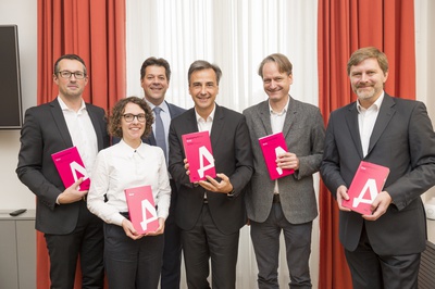 v.l.n.r.: Bernhard Inninger, Leiter des Stadtplanungsamts, Sophia Walk, Herausgeberin, Bertram Werle, Stadtbaudirektor, Siegfried Nagl, Bürgermeister, Anselm Wagner, Herausgeber, Markus Bogensberger, GF Haus der Architektur
