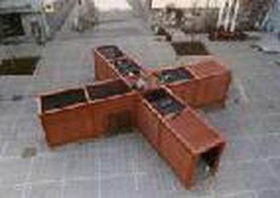 Sarajevo Kreuz - Ausstellung Wararchitektur, Foto v. Hans Georg Tropper