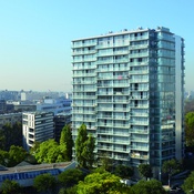 Tour Bois Le Prêtre nach dem Umbau. Die alte Fassade wurde entfernt und durch raumhohe Glasschiebetüren ersetzt; alle Wohnungen wurden durch vorgesetzte Wintergärten und Balkone ergänzt. Architekten: Druot, Lacaton & Vassal, Paris; Foto: Frédéric Druot