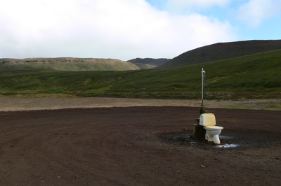 © Ingenieure ohne Grenzen. Tausche Plumpsklo gegen neue Toilette © Yvonne Bormes