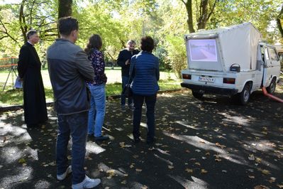 Vorstellung des „Third World Congress of the Missing Things“ mit dem Indikatormobil von transparadiso am geplanten Ort des Kongresses bei der Pfarre St. Paul.