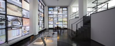 Ausstellung „Amal eppas ondorsch“ von Walter Angonese und Manfred Alois Mayr, 2011; Bildnachweis: © B&R