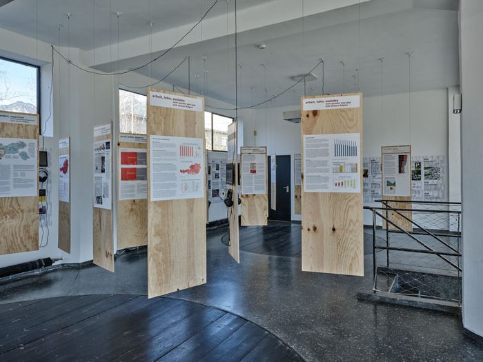 Blick in die Ausstellung im aut – Schilderwald "geld macht raum"