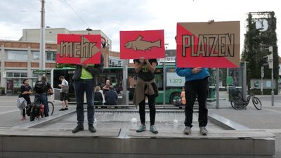 Erste Intervention von public works (London) am Andritzer Hauptplatz, wo die KünstlerInnen / ArchitektInnen ihr Projekt „PLATZEN – School for Civic Action“ realisieren werden.